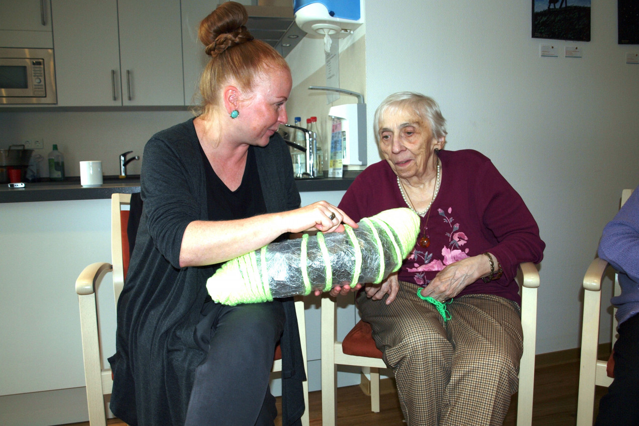Künstlerin Annette Orlinski (links) mit einer Bewohnerin des Caritas SeniorenHauses Bischmisheim