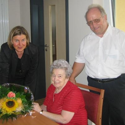 Bürgermeister Walter Dietz (rechts) und Dagmar Scherer, Leiterin des Geschäftsbereiches Jugend- und Altenhilfe der cts (links), begrüßen Maria Zimmer.
