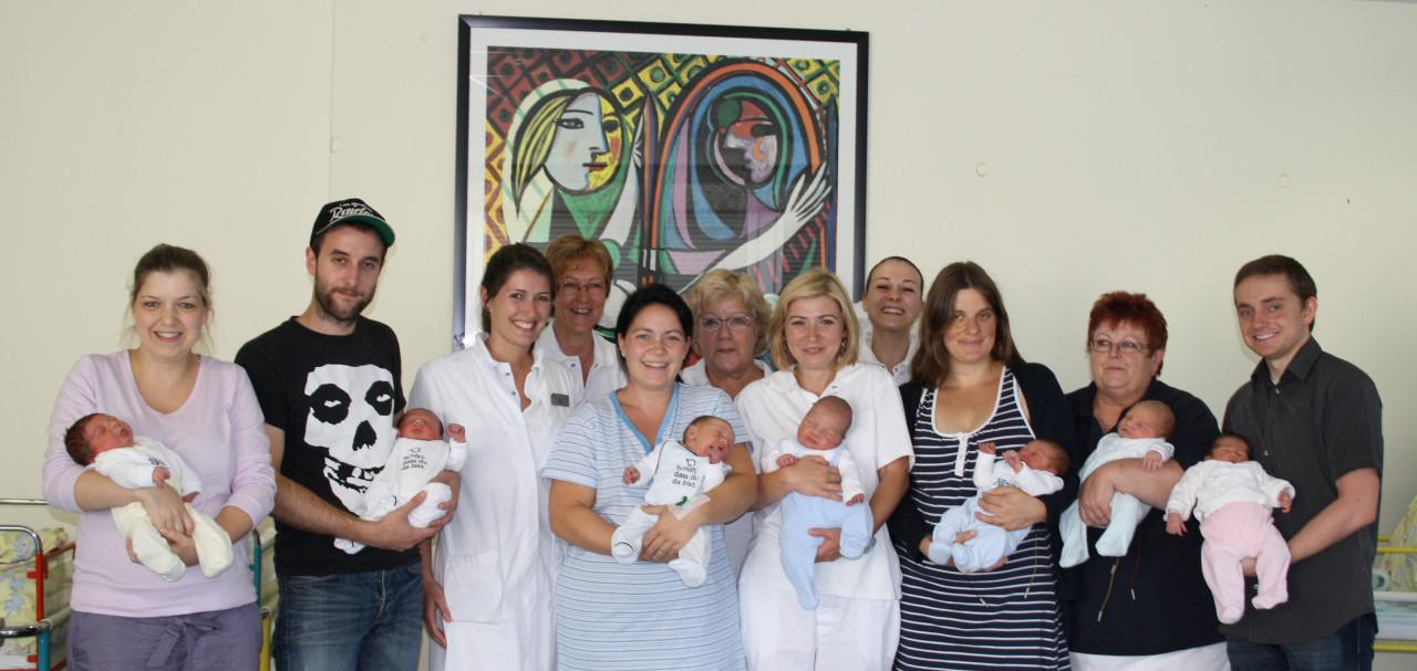 Das Team der Frauenklinik mit Babys und den glücklichen Eltern