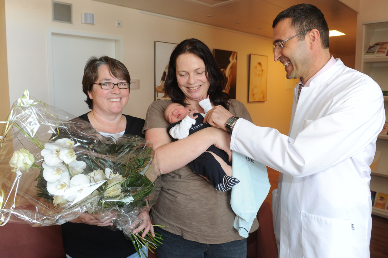 Hebamme Waltraud Gehl, Mama Christina Decker und Chefarzt Dr. Mustafa Deryal (von links) freuen sich über die Geburt des kleinen Leonard Martin.