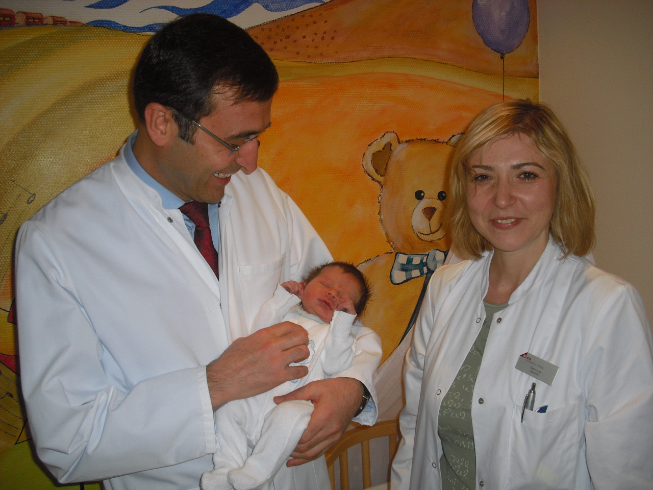 Dr. Mustafa Deryal und Dr. Elena Nuss mit dem kleinen Lionel