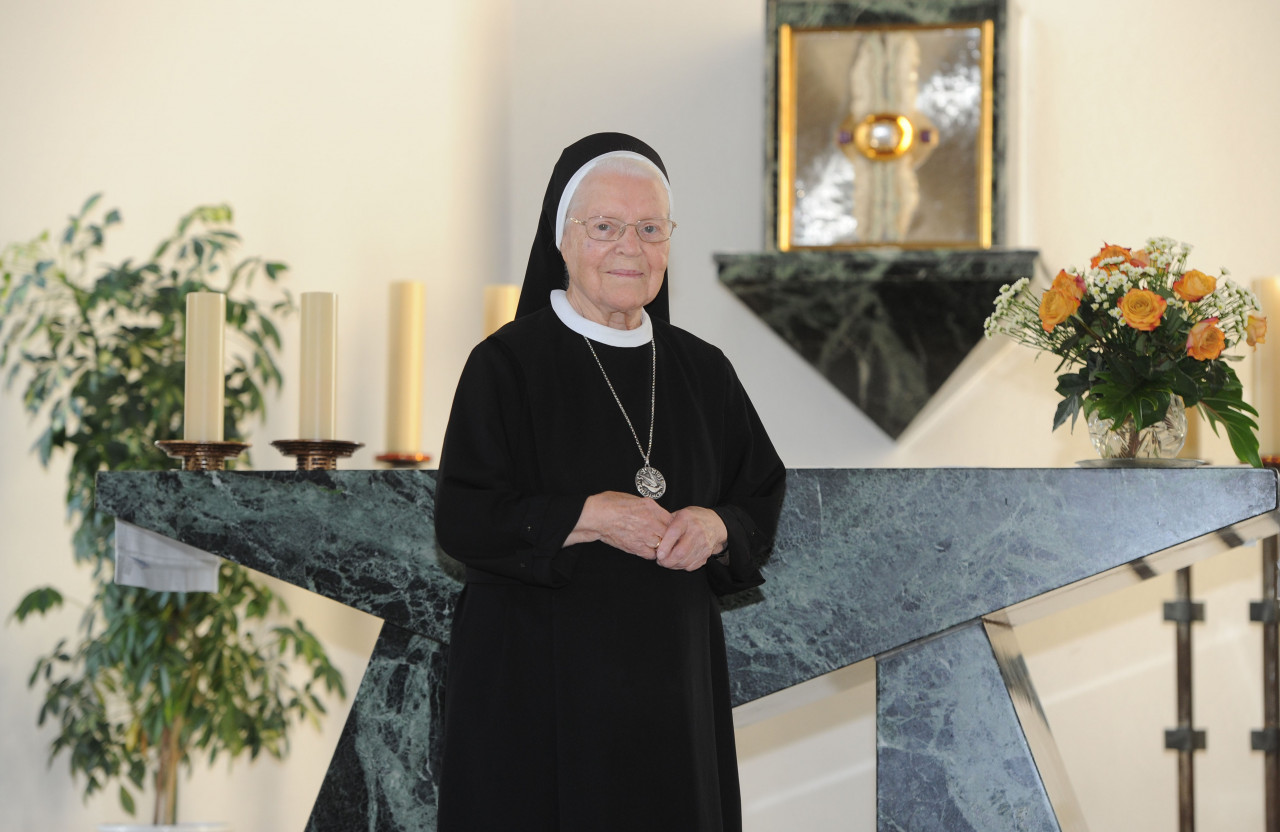 Schwester Maria Arsenia in der Kapelle des CaritasKlinikums Saarbrücken St. Josef Dudweiler