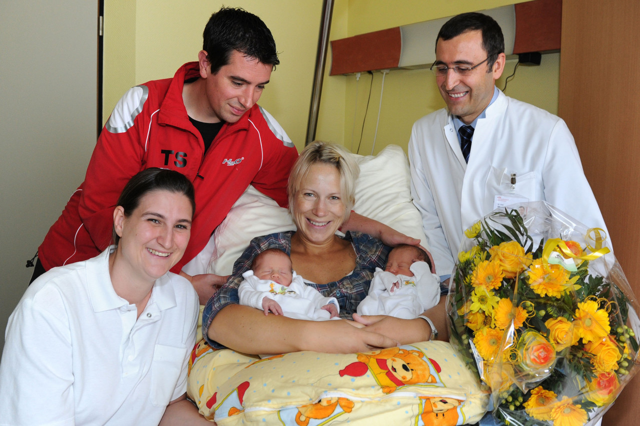 Große Freude über die Jubiläums-Babys am CaritasKlinikum Saarbrücken.