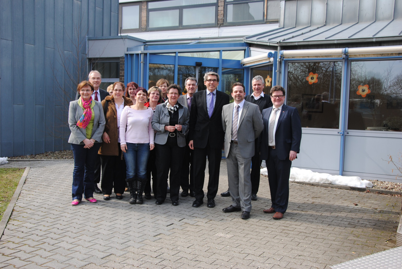 Minister Andreas Storm (4. von rechts) im Haus am See.