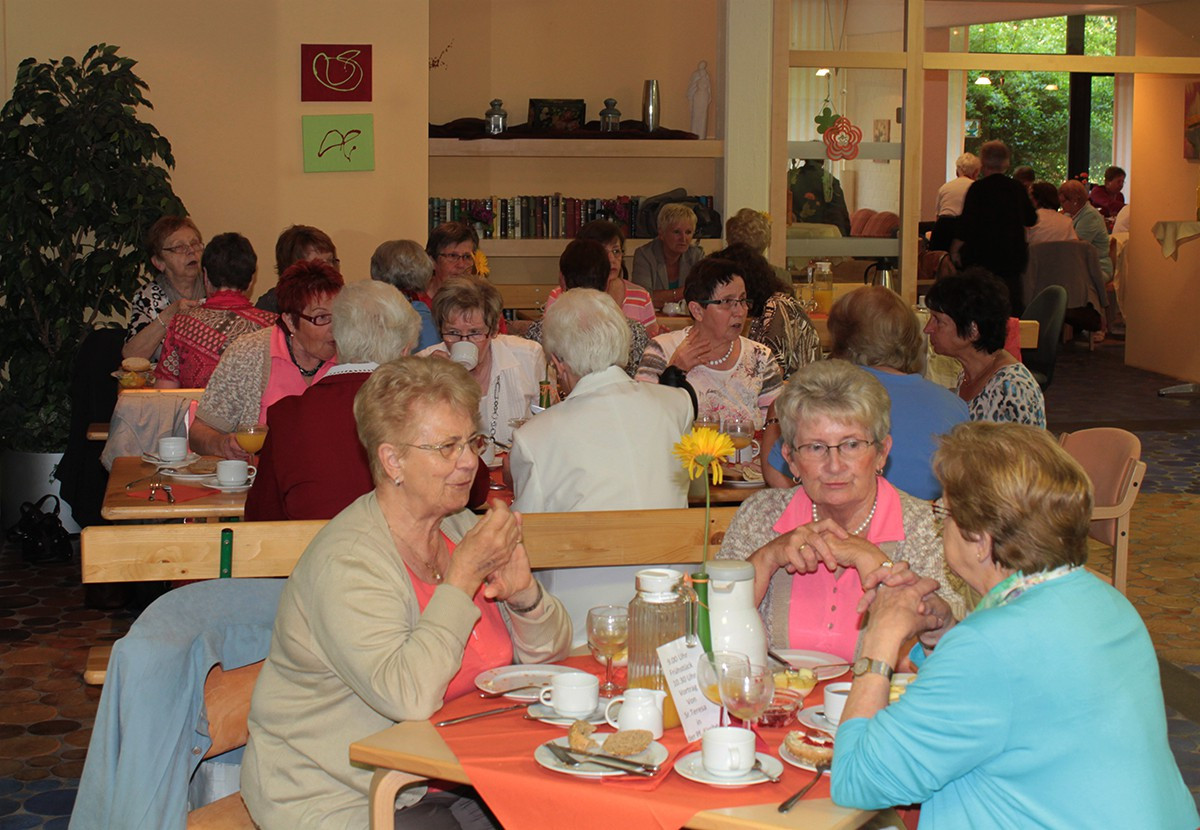 Vor dem Vortrag - Frauenfrühstück im Haus am See