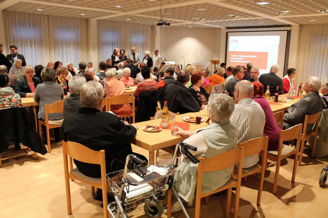 Großer Andrang im Festsaal des SeniorenHauses