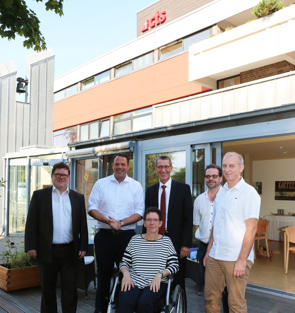 cts Altenhilfe Geschäftsführer Stephan Manstein, Gesundheitsstaatssekretär Stephan Kolling, ts-Geschäftsführer Rafael Lunkenheimer, David Fitzpatrick, Ortsvorsteher Erwin Bartz (von links) und Hausleiterin Steffi Gebel (vorne). 