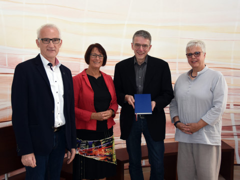 Diakon Wolfang Schu (Caritas Trägergesellschaft Saarbrücken), Martina Paulus (Krankenhausseelsorgerin Marienhausklinikum St. Josef Kohlhof), Stefan Nober (Abteilung Pastorale Grundaufgaben im Bischöflichen Generalvikariat Trier) und Andrea Michely (Krankenhausseelsorgerin Knappschaftsklinikum Sulzbach) (von links) präsentieren die Neuauflage der Sterberituale. Foto: Ute Kirch/Bistum Trier