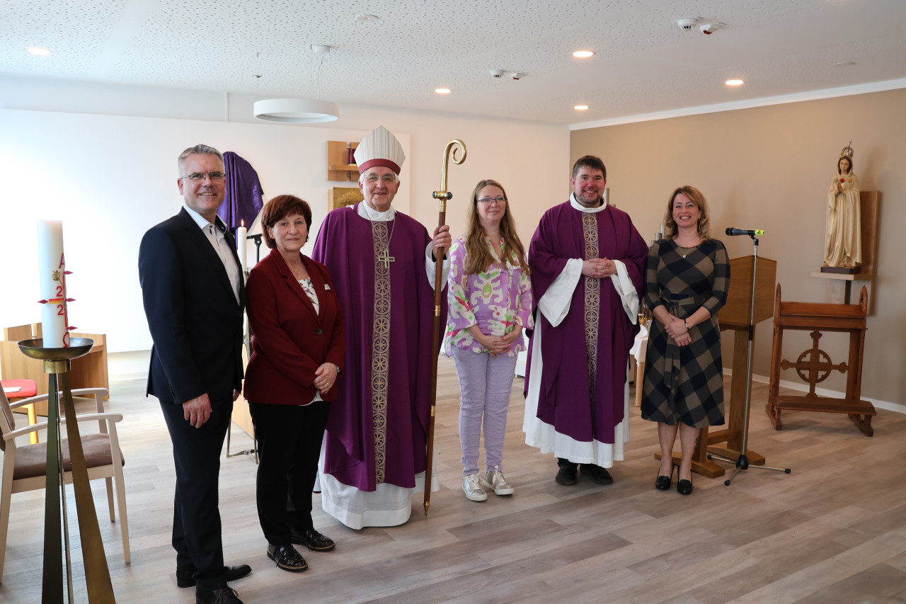 (von links:) Michael Groß, Geschäftsführer cts Altenhilfe GmbH, Gabriele Schneider, Weihbischof Franz-Josef Gebert, Diana Niederländer, Pastor Matthias Scheer, Einrichtungsleiterin Jessica Stauch